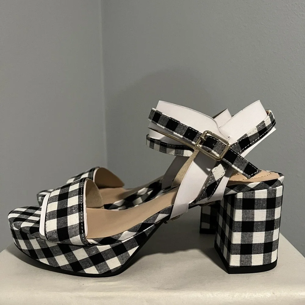 Bandolino Pennie 7 Women's Sandals Black White Plaid Size 7.5 M Brand New